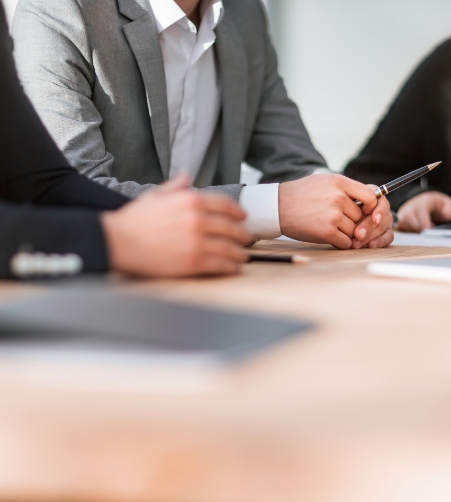 de-cerca-grupo-de-trabajo-discutiendo-algo-en-una-reunion-de-grupo-puesta-en-marcha