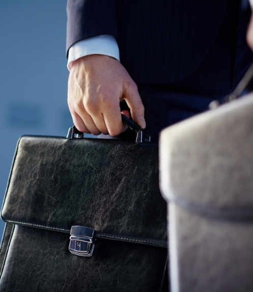 primer-plano-de-trabajadores-con-maletines